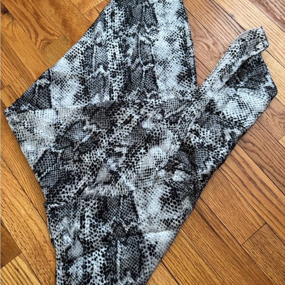 Reptile Patterned Scarf - Picture 2 of 2